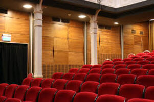 Salle de spectacle en Normandie avec sièges rouges - Acoustique optimisée à Caen et Rouen